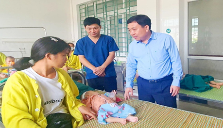 Quyền Bí thư Tỉnh uỷ Nguyễn Mạnh Dũng thăm hỏi, tặng quà các cháu thiếu nhi đang điều trị tại khoa Nhi, Bệnh viện Đa khoa tỉnh