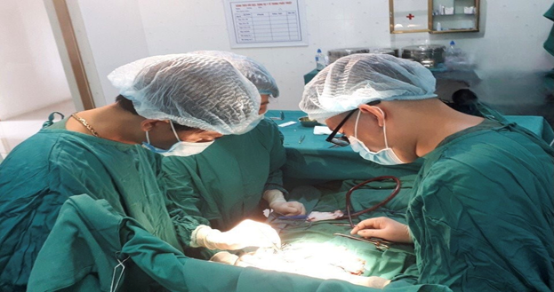 Tiến sĩ, Bác sỹ Phạm Mạnh Công, Giám đốc bệnh viện ĐKKV Bắc Quang sau khi hiến máu đã cùng ekip cấp cứu cho sản phụ