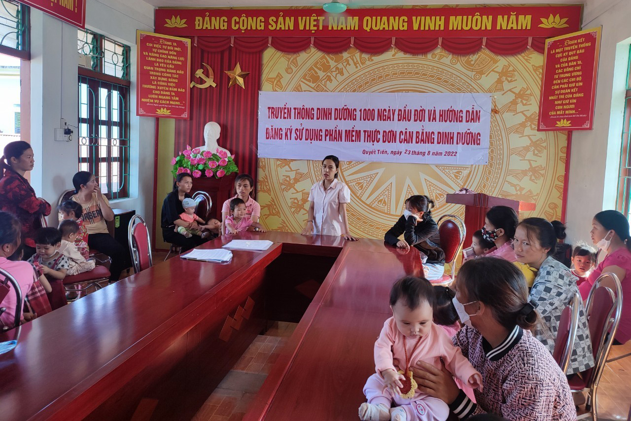 Cán bộ Trung tâm Kiểm soát bệnh tật truyền thông về dinh dưỡng tại xã Quyết Tiến, huyện Quản Bạ
