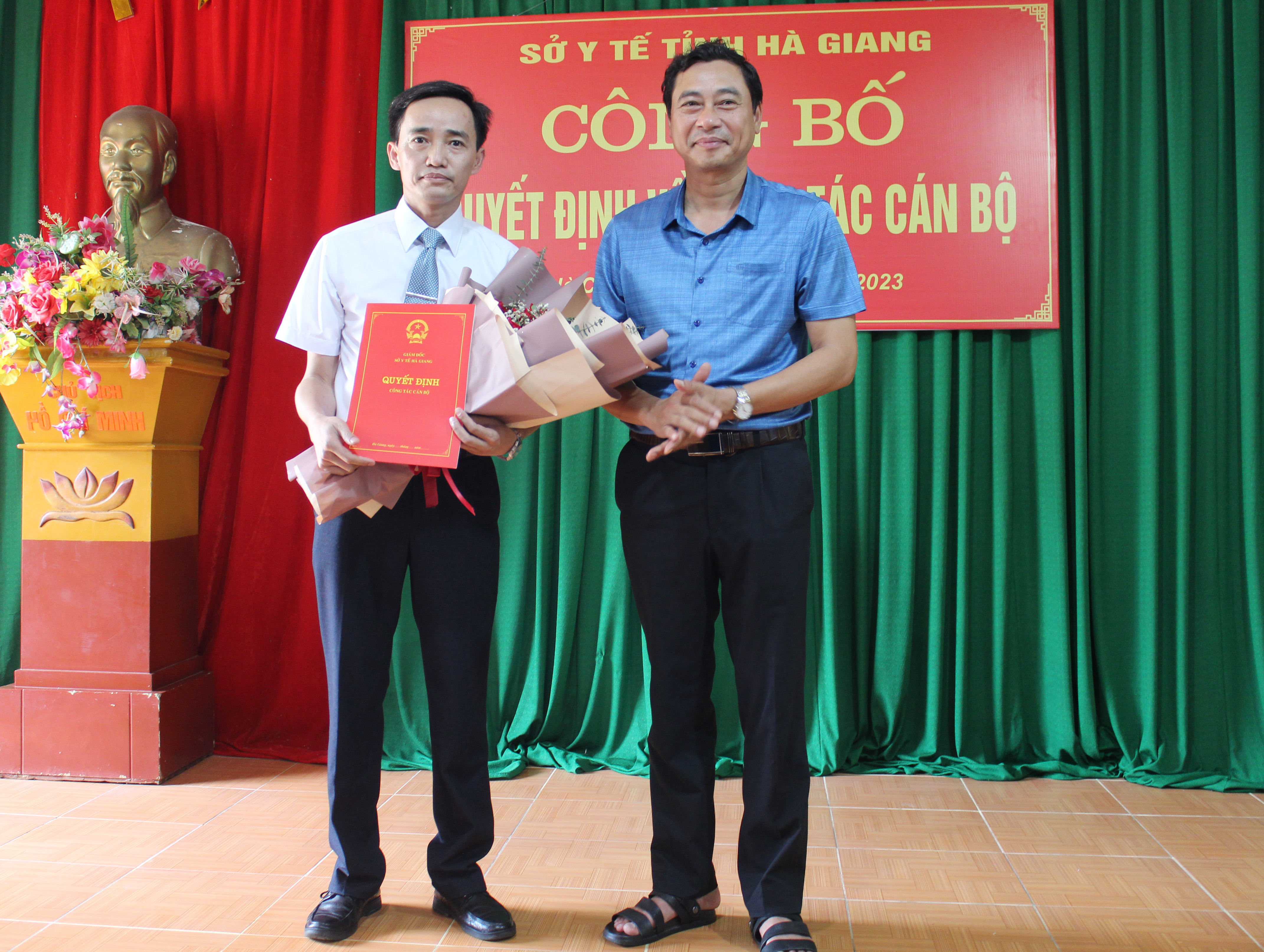 1.	Đồng chí Nguyễn Văn Giao, Quyền Giám đốc Sở Y tế trao quyết định và tặng hoa chúc mừng đồng chí tân Giám đốc Bệnh viện Đa khoa Nà Chì