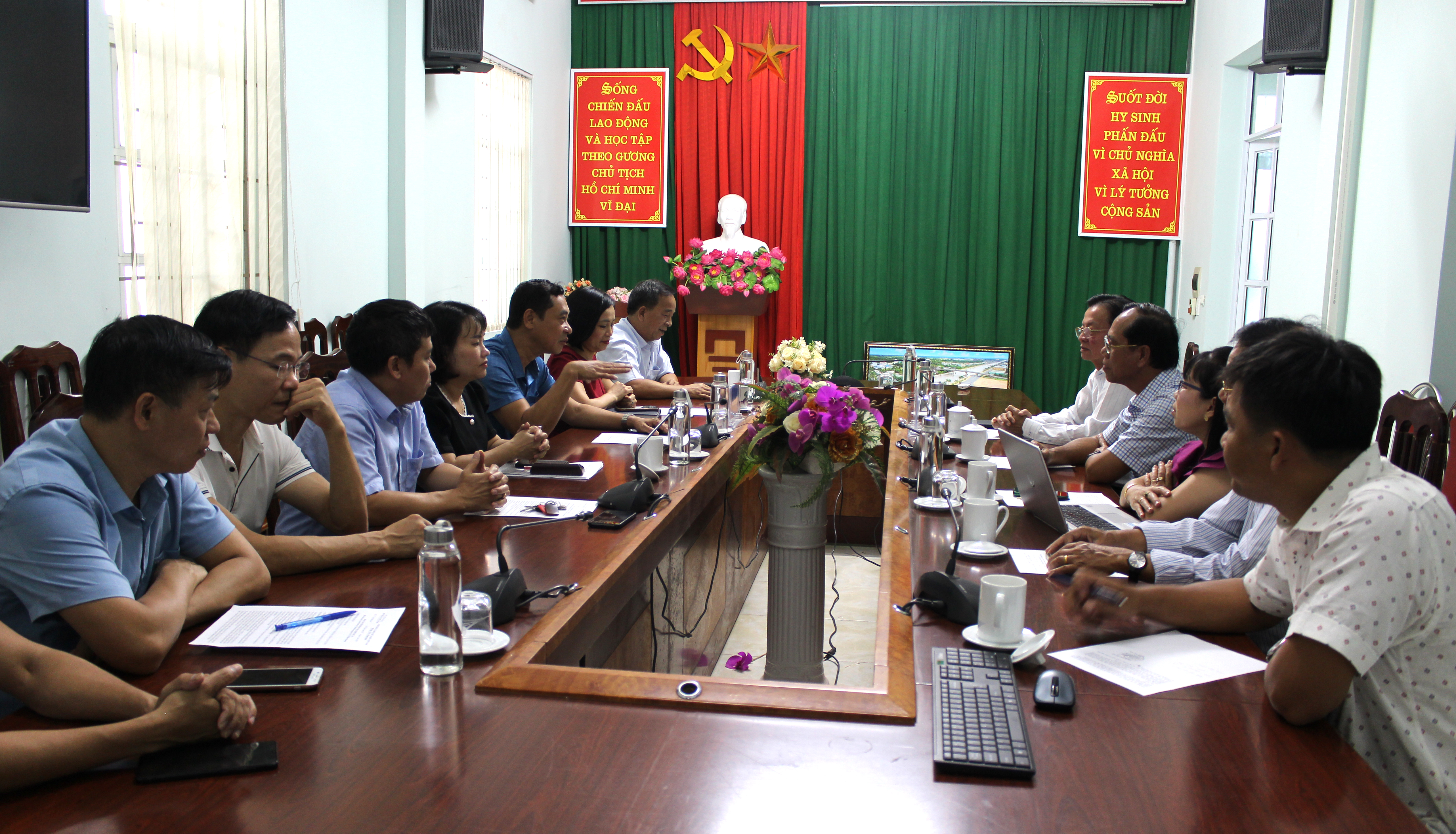 Sở Y tế tỉnh Hà Giang và Sở Y tế tỉnh Hậu Giang cùng trao đổi chia sẻ trong buổi làm việc
