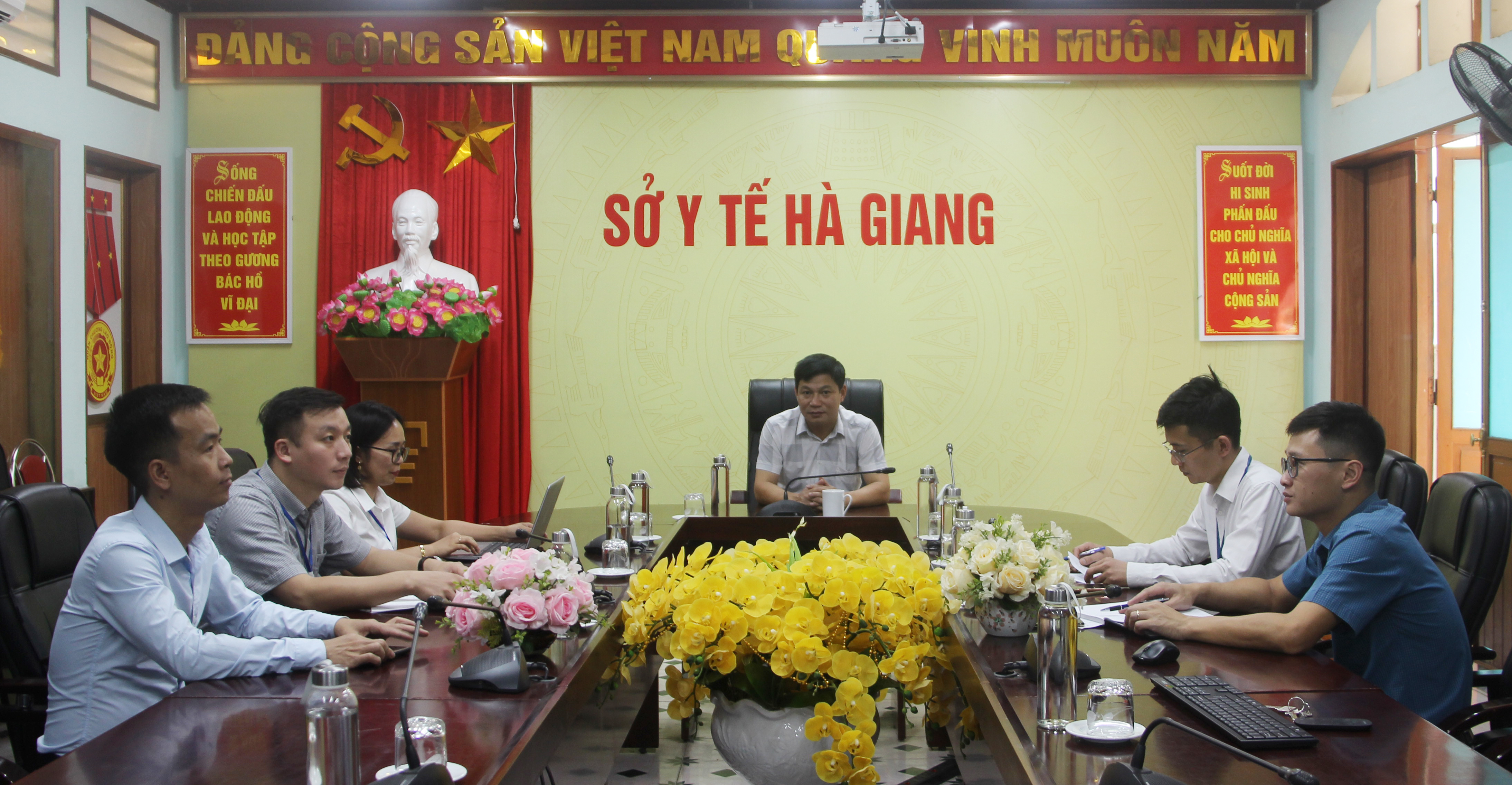 Đồng chí Vũ Hùng Vương, Phó Giám đốc Sở Y tế chủ trì tại điểm cầu tại Hà Giang