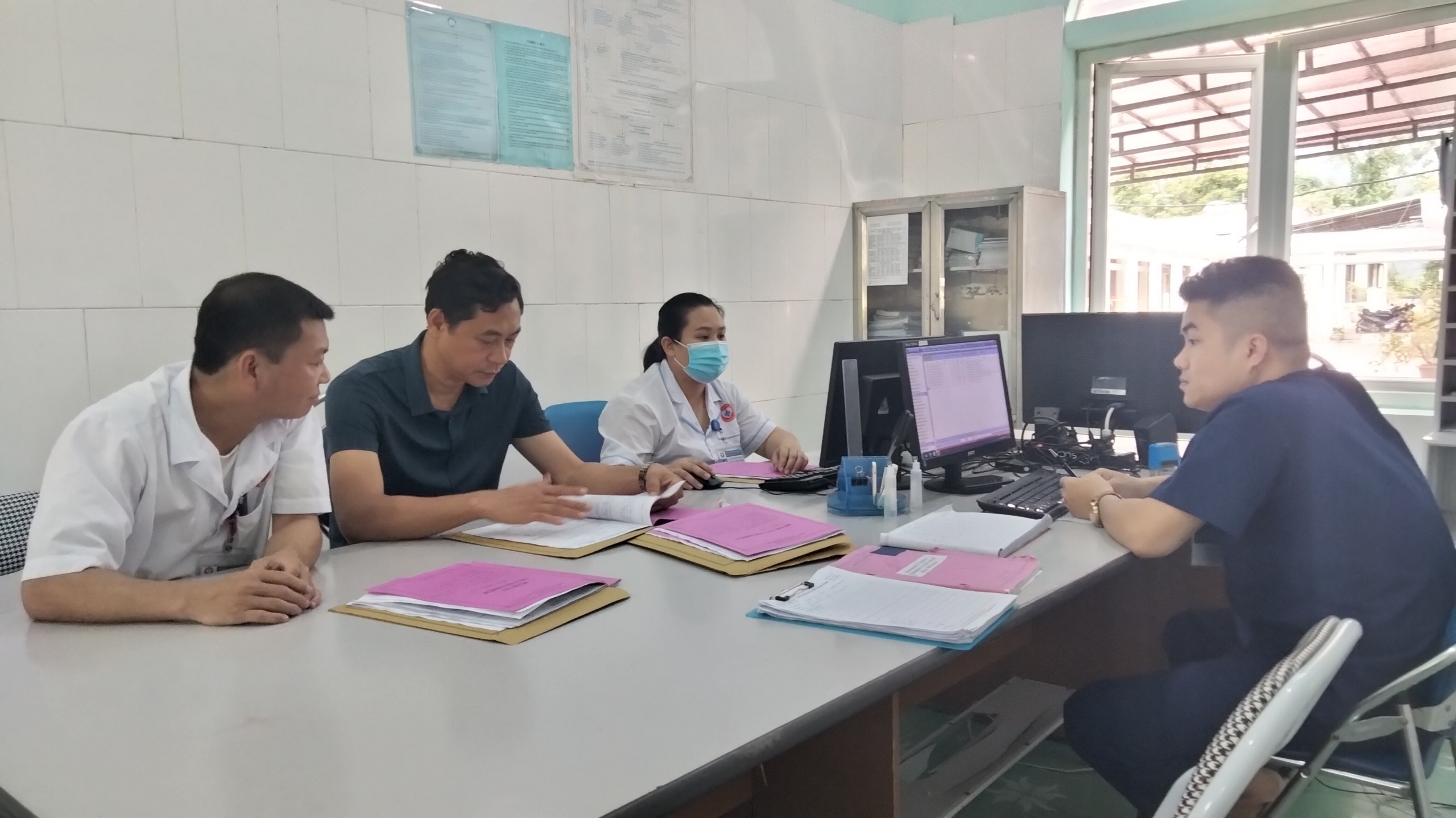 1.	Đồng chí Nguyễn Văn Giao, Trưởng đoàn kiểm tra, kiểm tra hồ sơ bệnh án tại khoa Hồi sức cấp cứu BVĐK Xín Mần