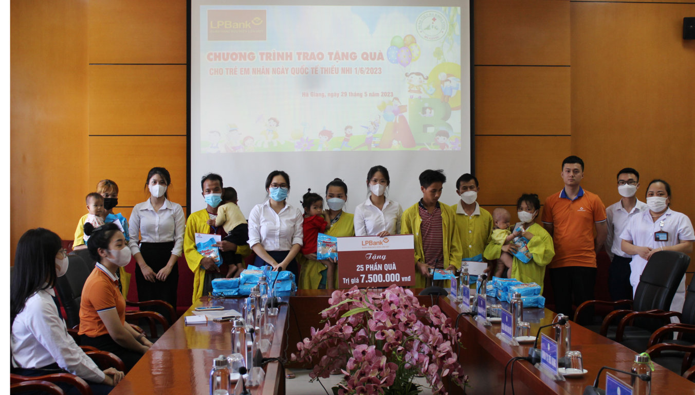 Đoàn thanh niên Ngân hàng TMCP Bưu điện Liên Việt - Chi nhánh Hà Giang thăm và tặng quà bệnh nhân nhi nhân ngày Quốc tế Thiếu nhi 1.6