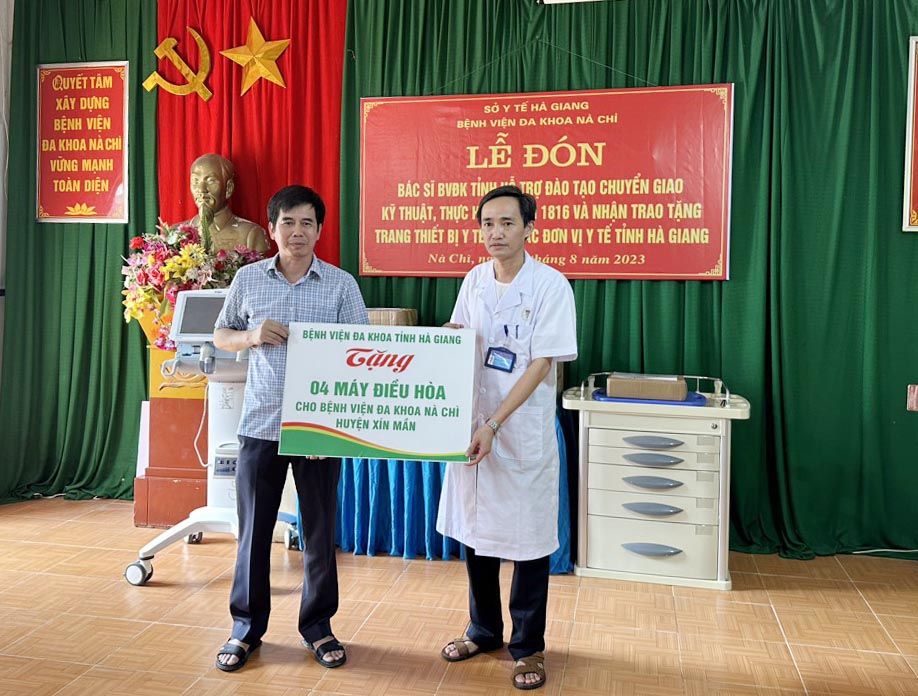 Đồng chí Phạm Anh Văn, Giám đốc BVĐK tỉnh trao quà tặng cho BVĐK   Nà Chì