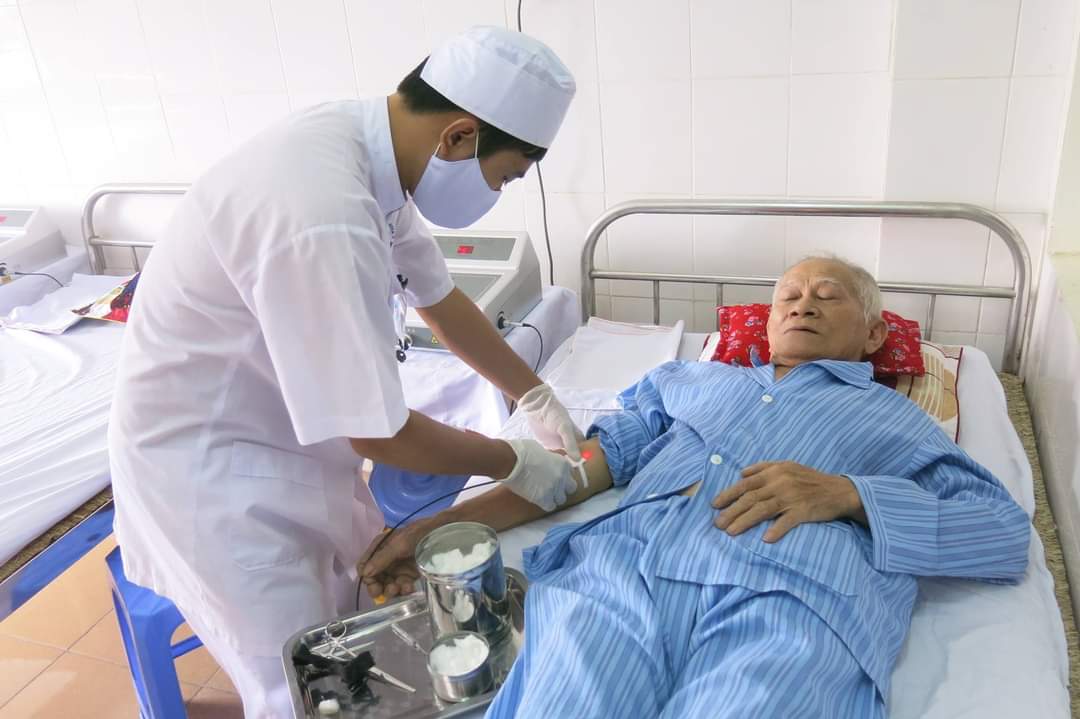 Laser nội mạch cho người bệnh mất ngủ tại Bệnh viện YDCT tỉnh