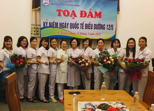 Ths,Bs Nguyễn Thị Hải Yến, Giám đốc bệnh viện tặng hoa chúc mừng