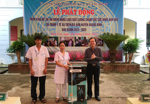 Đồng chí Hoàng Quốc cứ tặng máy lọc nước cho Trạm Y tế xã Tiên Yên