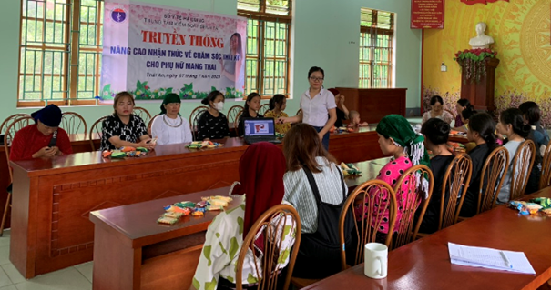 cán bộ khoa Chăm sóc sức khỏe sinh sản của Trung tâm Kiểm soát bệnh tật tỉnh truyền thông tại xã Thái An 