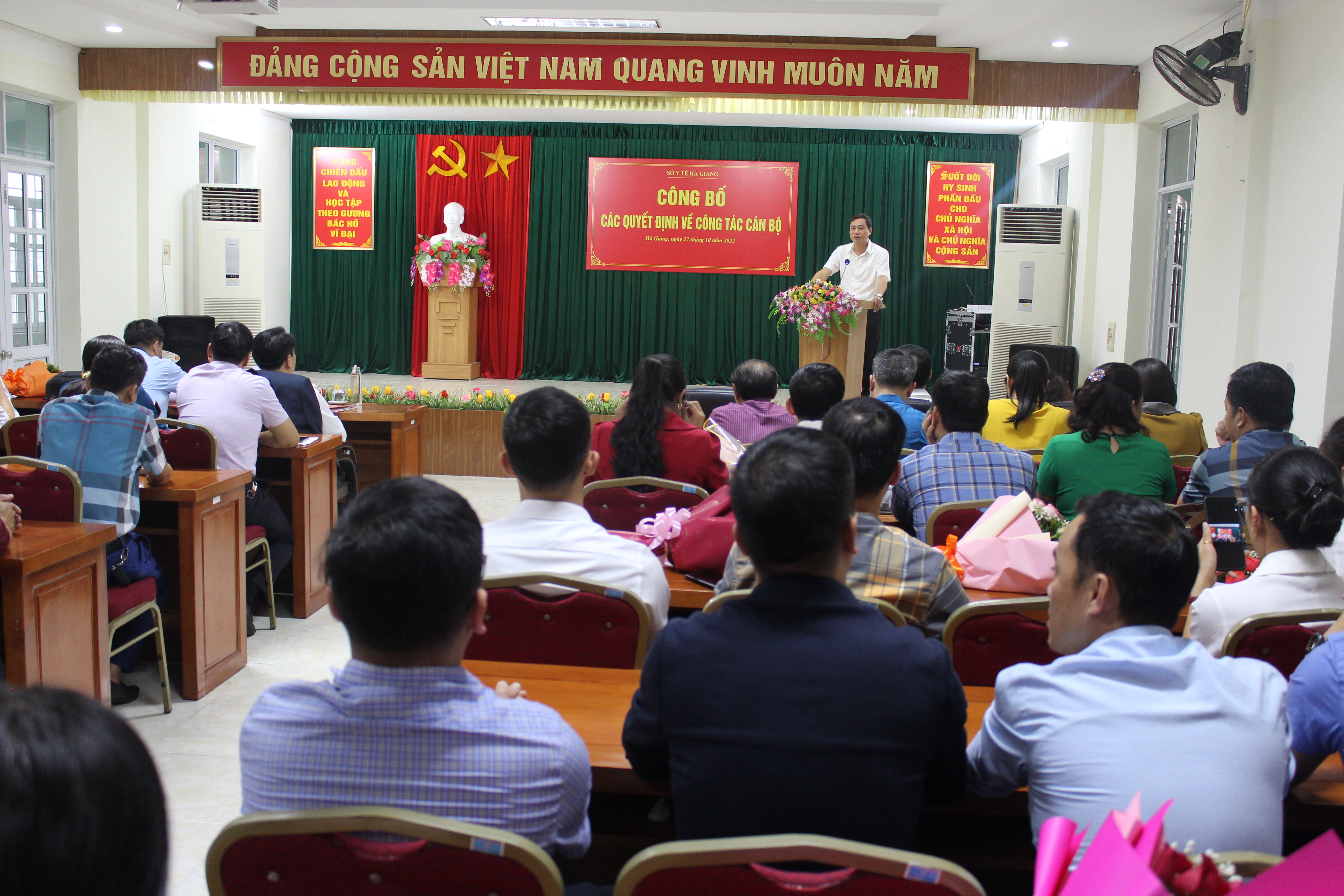 Đồng chí Nguyễn Văn Giao - Quyền Giám đốc Sở Y tế trao quyết định điều động cán bộ cho lãnh đạo BVĐK các huyện Vị xuyên, Quản Bạ, Mèo Vạc