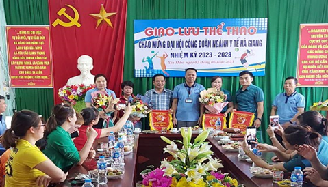 Ban tổ chức chụp ảnh lưu niệm cùng các đội tham gia giao lưu bóng chuyền 
tại Trung tâm Y tế huyện Xín Mần.
