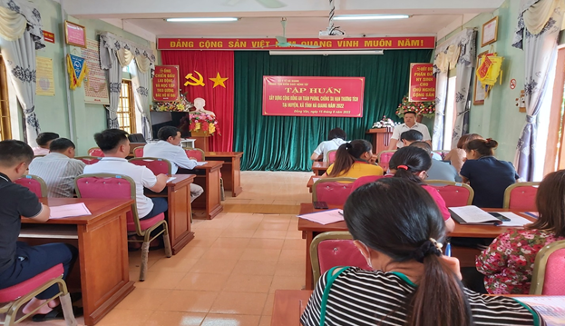 Đồng chí Viên Quang Huân, Phó Giám đốc Trung tâm Y tế huyện phát biểu chỉ đạo và khai mạc lớp tập huấn