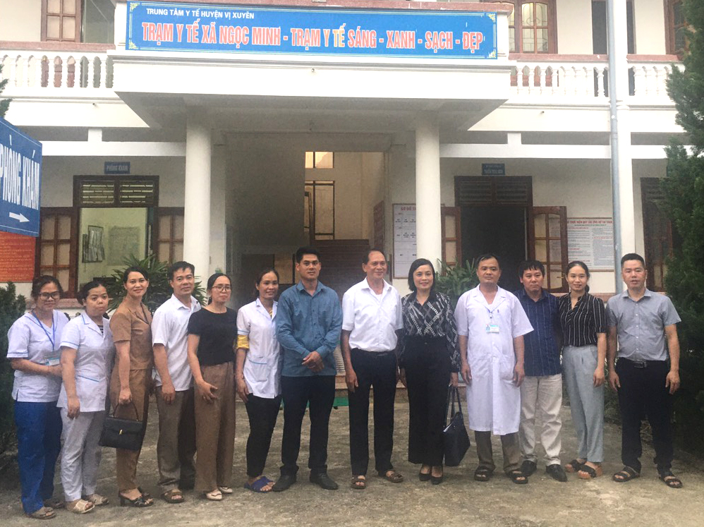 Đoàn giám của Sở Y tế, chụp ảnh lưu niệm tại Trạm Y tế xã Ngọc Minh