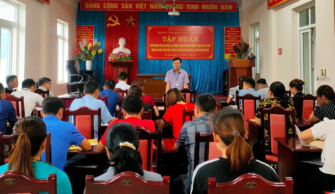 Đồng chí  Lệnh Đức Tuyến, Giám đốc Trung tâm Y tế huyện Yên Minh phát biểu chỉ đạo tại lớp tập huấn