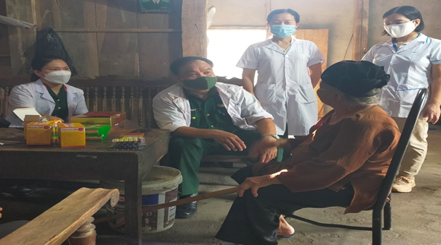 Các y, bác sĩ cấp thuốc, tặng quà, khám sức khỏe miễn phí cho các đối tượng tại xã Thanh Thủy
