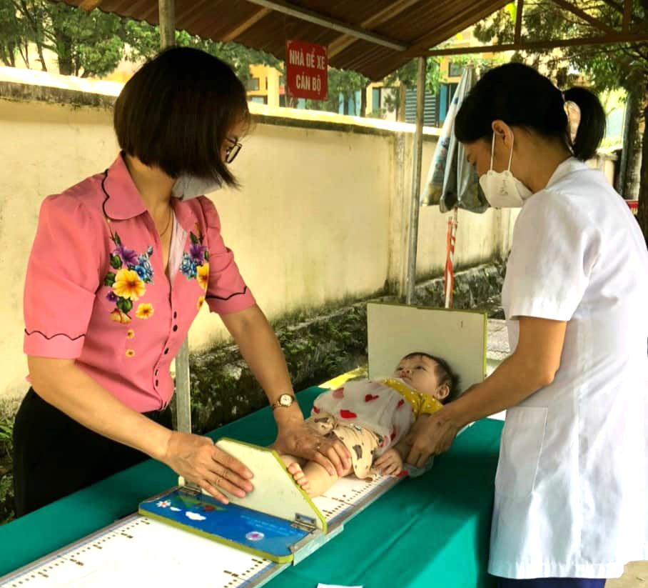 Cán bộ Trạm Y tế xã Việt Lâm, huyện Vị Xuyên đo chiều cao cho trẻ