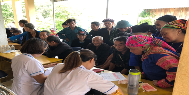 Đoàn công tác Trung tâm Y tế huyện Xín Mần tổ chức khám bệnh cho người cao tuổi tại xã Nàn Xỉn, huyện Xín Mần