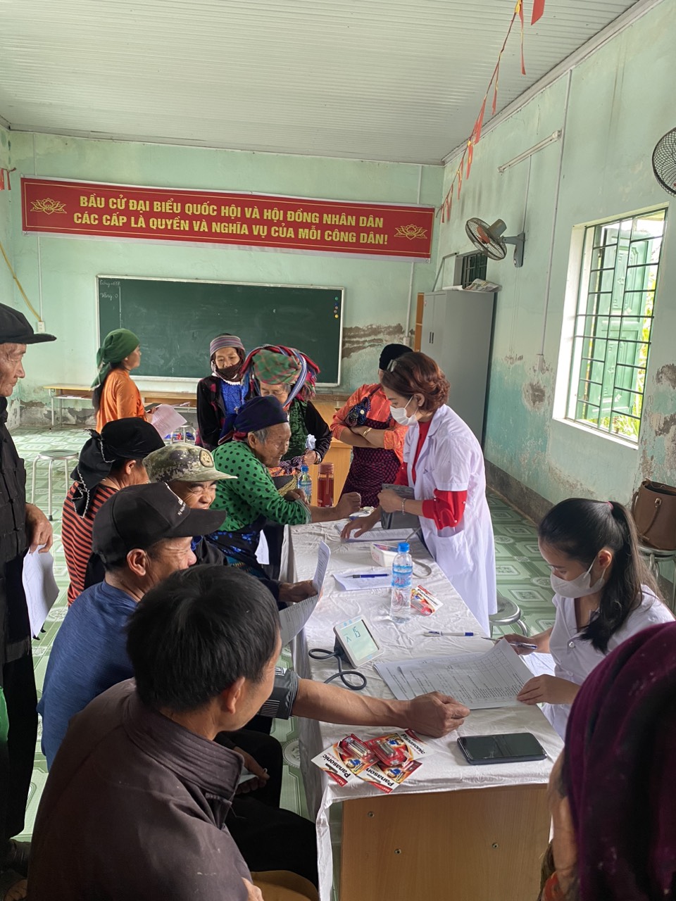 Huyện Đồng Văn phối hợp tổ chức khám bệnh mãn tính tại xã Lũng Cú