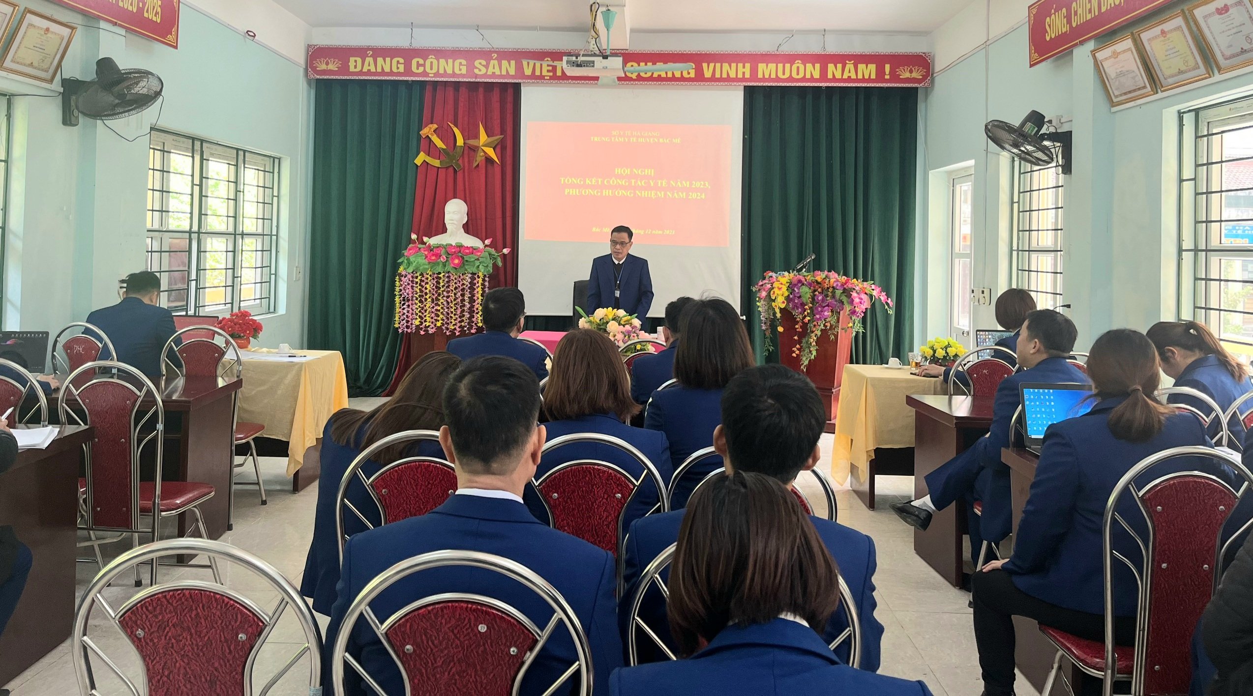 Đồng chí Nguyễn Duy Hoa, Giám đốc Trung tâm Y tế phát biểu khai mạc tại Hội nghị