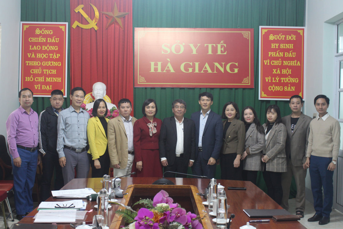 Đại diện lãnh đạo Học viện Y Dược cổ truyền Việt Nam, Sở Y tế Hà Giang cùng các thành viên chụp ảnh lưu niệm tại buổi làm việc