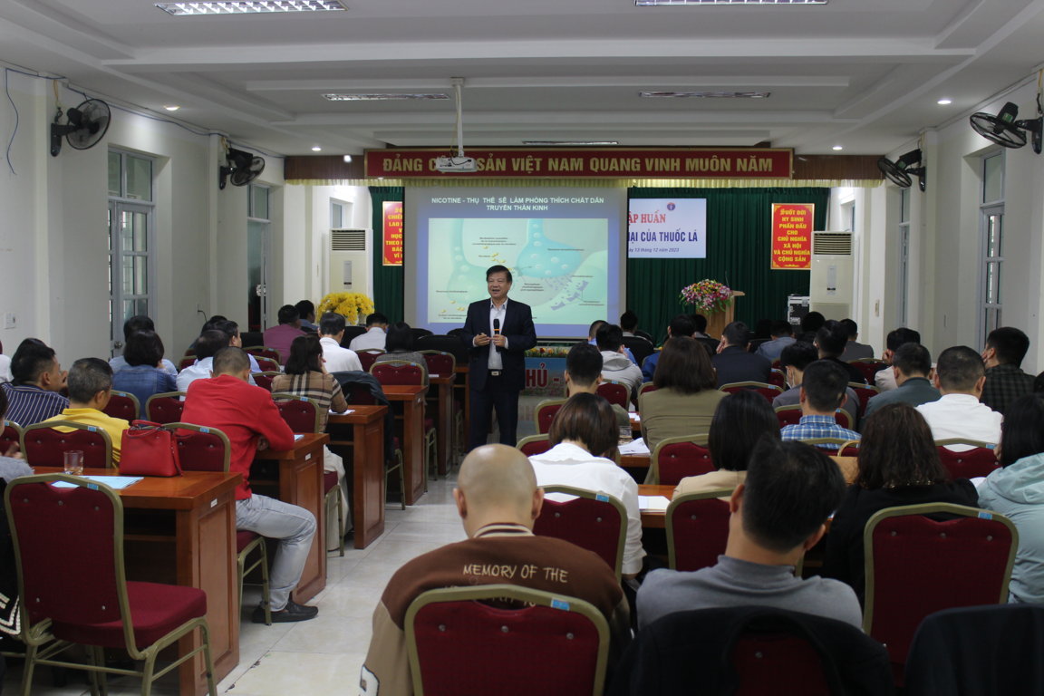 GS.TS Nguyễn Văn Kính,  Phó Chủ tịch Tổng hội Y học Việt Nam truyền đạt kiến thức tại lớp tập huấn