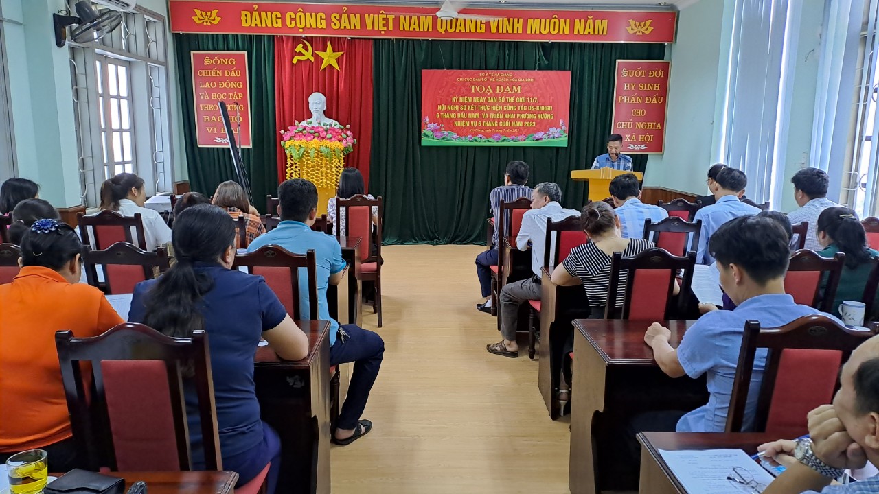 Bs Nguyễn Công Khanh, Chi Cục trưởng Chi cục DS-KHHGĐ phát biểu chỉ đạo tại Hội nghị