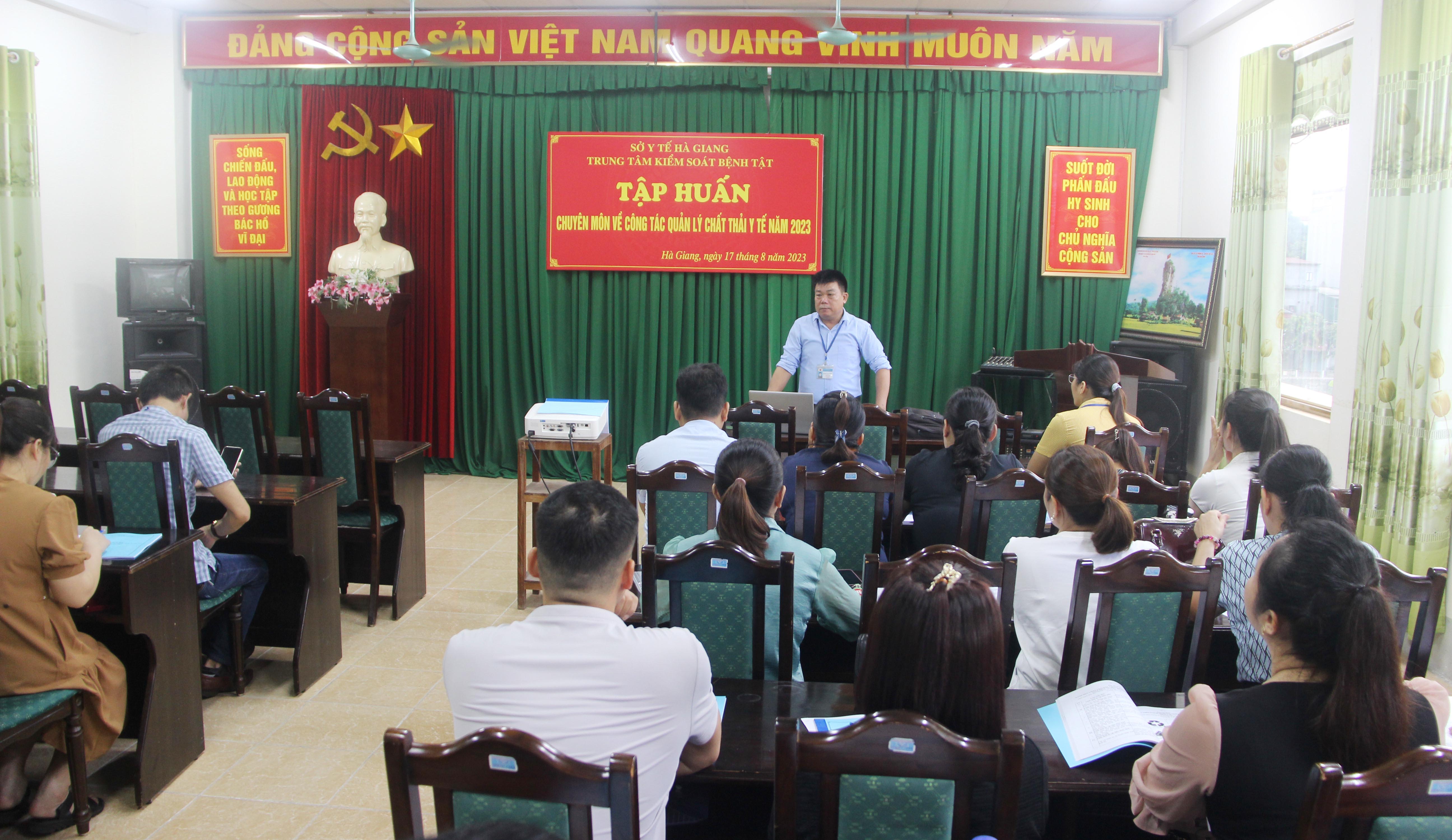 Đồng chí Hoàng Xuân Hưng, Trưởng khoa Khoa Sức khoẻ môi trường
- Y tế trường học - Bệnh nghề nghiệp khai mạc lớp tập huấn

