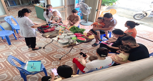 Cán bộ y tế hướng dẫn thực hành dinh dưỡng tại trạm Y tế phường Nguyễn Trãi, Tp Hà Giang