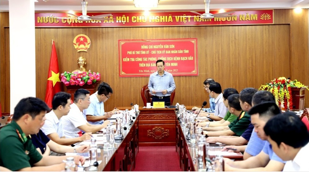 Đ.c Nguyễn Văn Sơn, Chủ tịch UBND tỉnh phát biểu tại buổi làm việc với BCĐ phòng, chống dịch bệnh bạch hầu huyện Yên Minh.