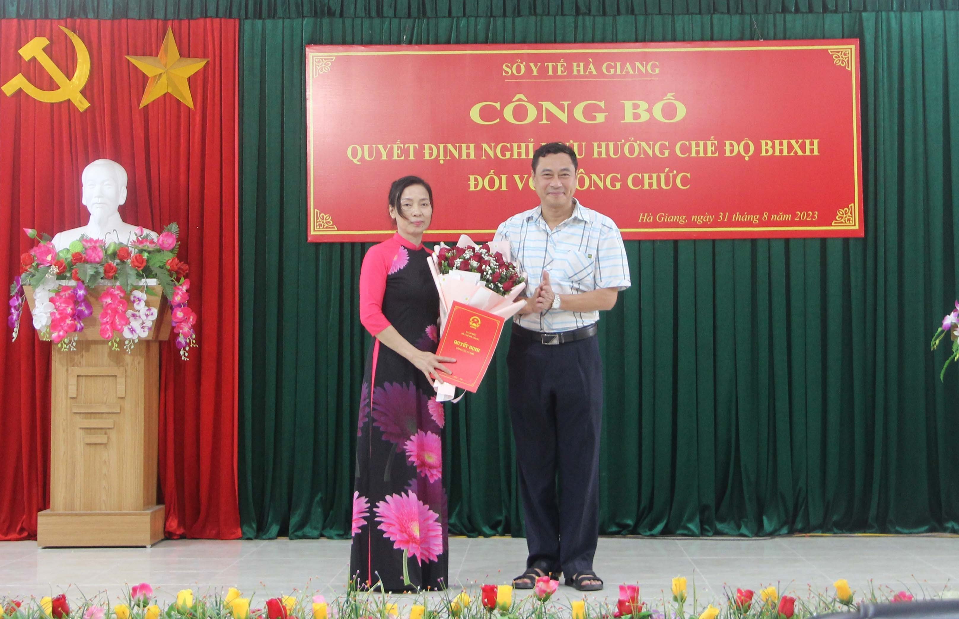 Đồng chí Nguyễn Văn Giao, Q.Giám đốc Sở Y tế trao Quyết định nghỉ hưu hưởng chế độ BHXH cho đồng chí Nguyễn Thị Bích Liên. 