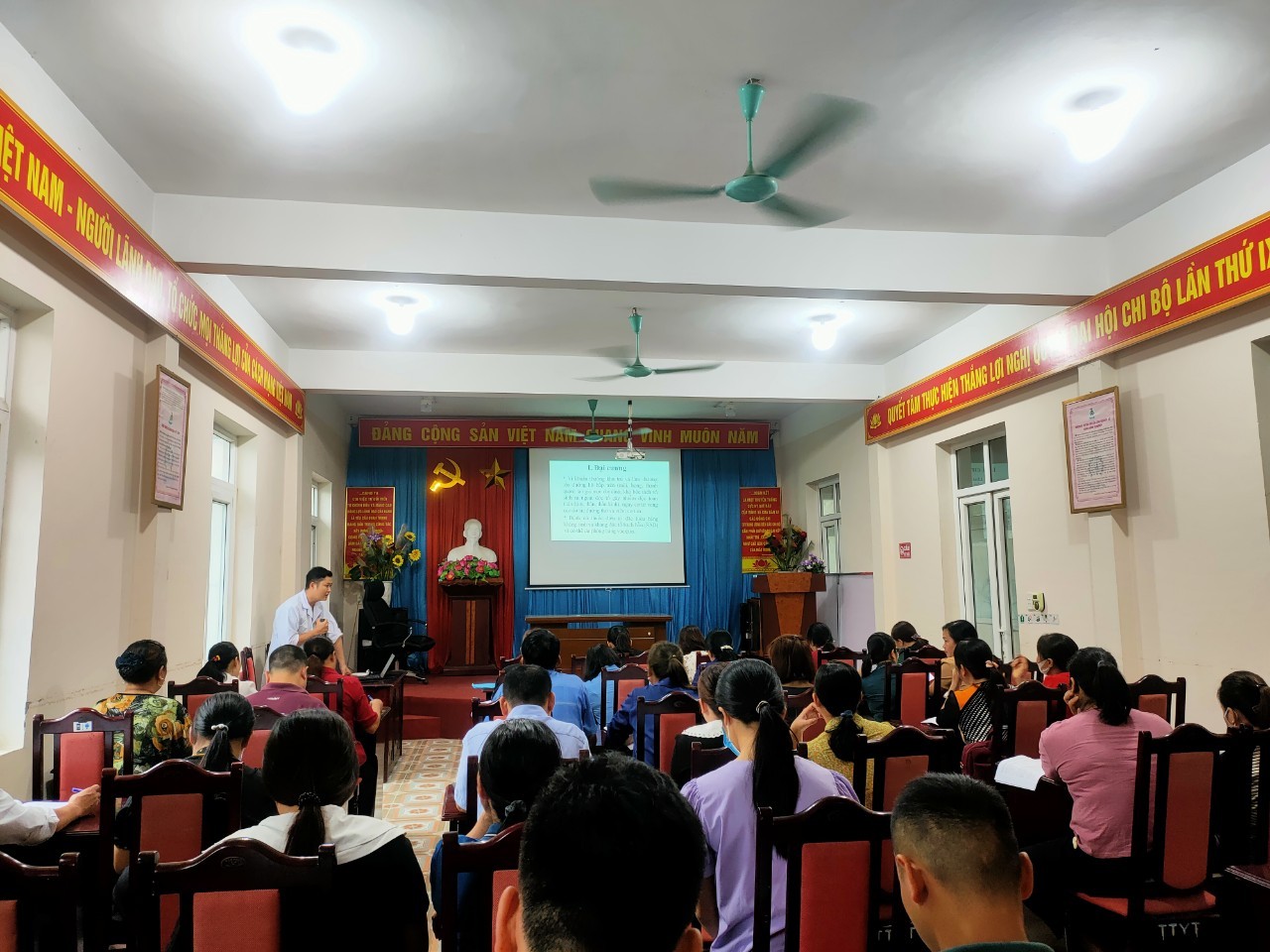 Giảng viên Bệnh viện Đa khoa khu vực Yên Minh triển khai các nội dung tại lớp tập huấn.