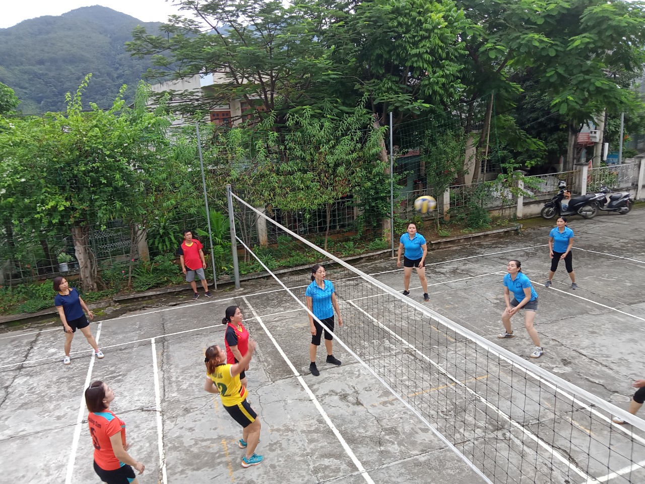 Trận đấu giao lưu bóng chuyền giữa các đội thuộc TTYT huyện Xín Mần