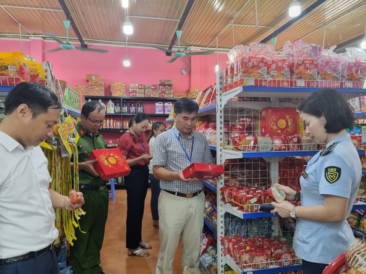 Đoàn Kiểm tra an toàn thực phẩm tại siêu thị Tuyến Trang (Bắc Quang)