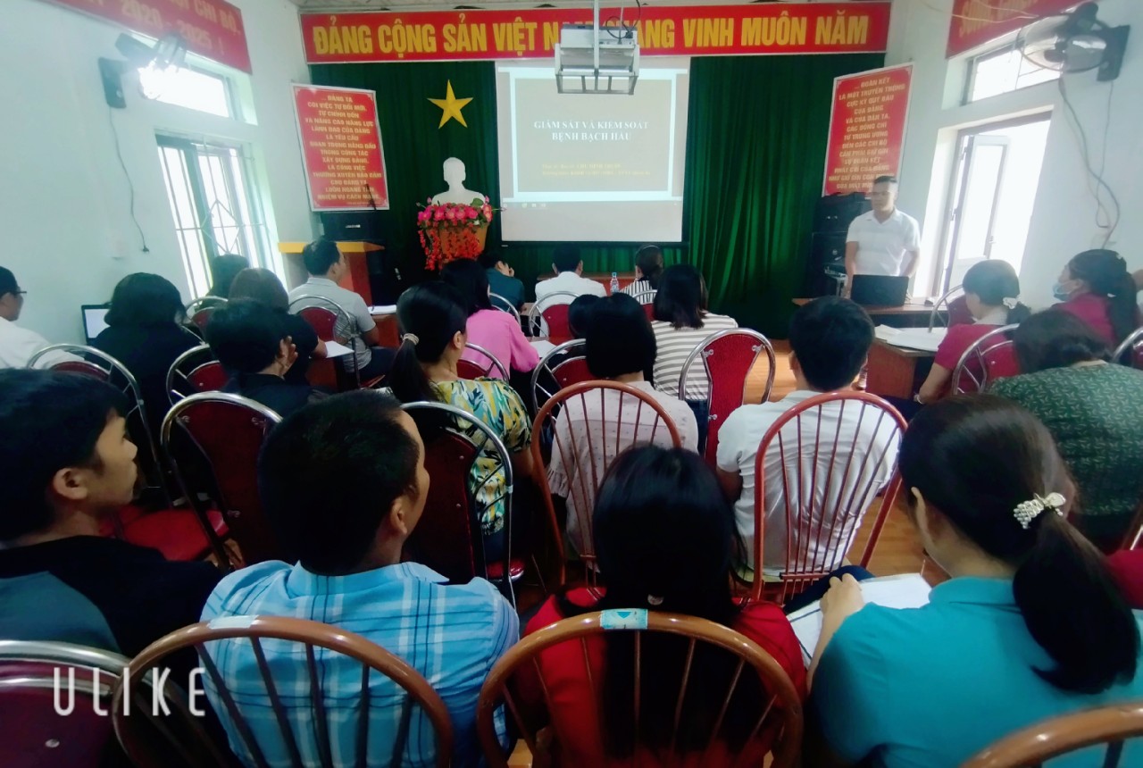 Ths.Bs Chu Minh Thước viên chức khoa KSDB đang truyền đạt kiến thức tại lớp tập huấn.