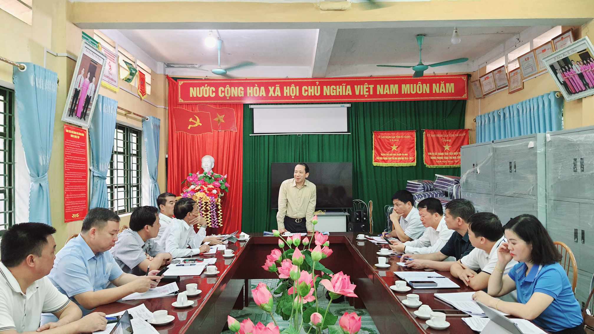 Đ/c Trần Đức Quý - Phó chủ tịch UBND tỉnh phát biểu tại buổi làm việc với BCĐ phòng, chống bệnh bạch hầu huyện Yên Minh