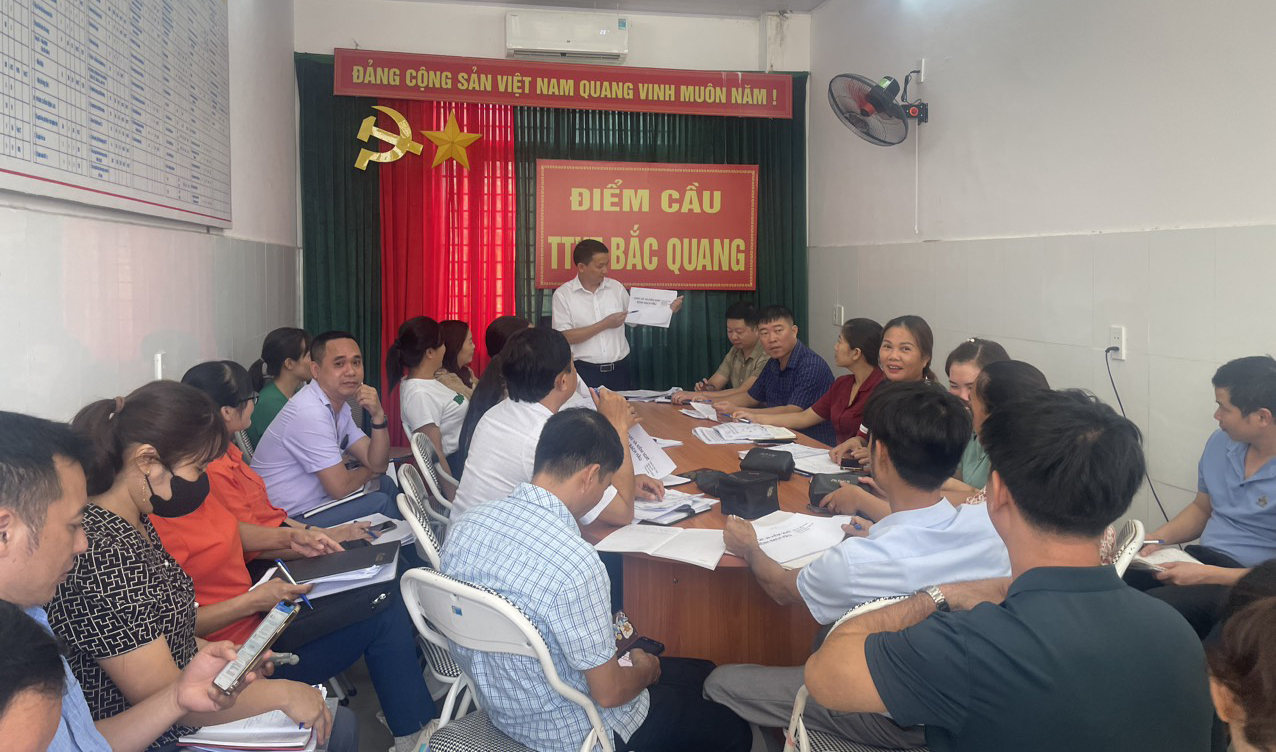 Bác sĩ Nguyễn Duy Thực, Giám đốc Trung tâm Y tế Bắc Quang truyền đạt kiến thức về bệnh Bạch hầu tại lớp tập huấn