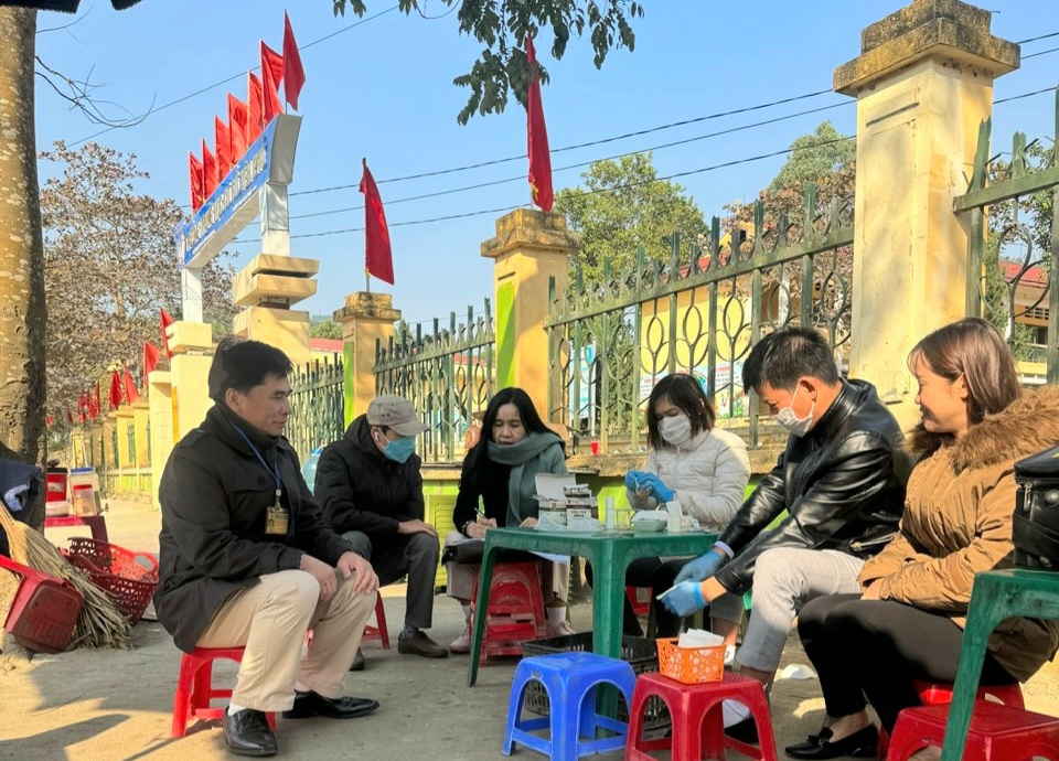 Đoàn giám sát lấy mẫu, test nhanh tại chỗ tại cổng trường THCS Yên Phú huyện Bắc Mê