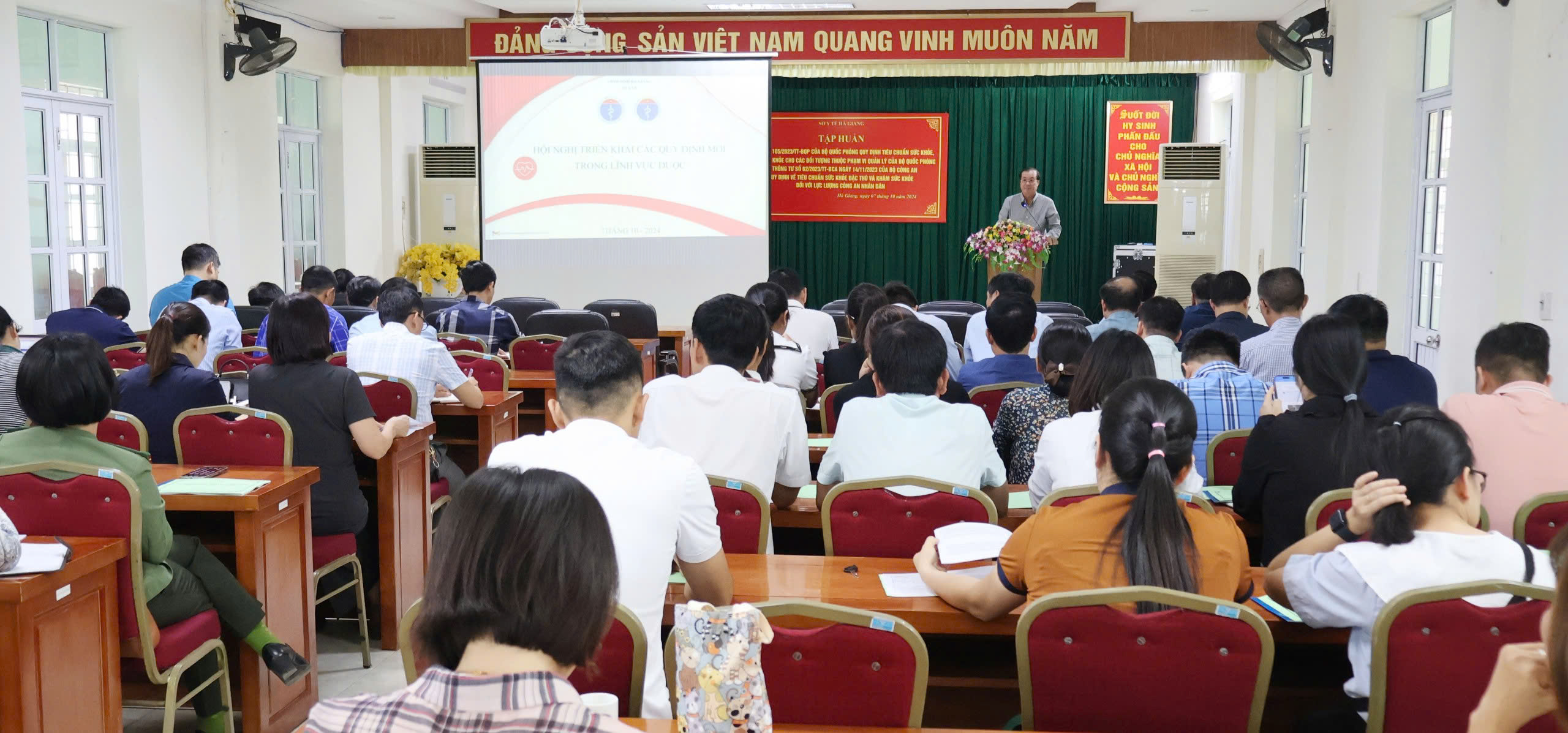 Đồng chí Hoàng Quốc Cứ – Phó Giám đốc Sở Y tế phát biểu tại hội nghị