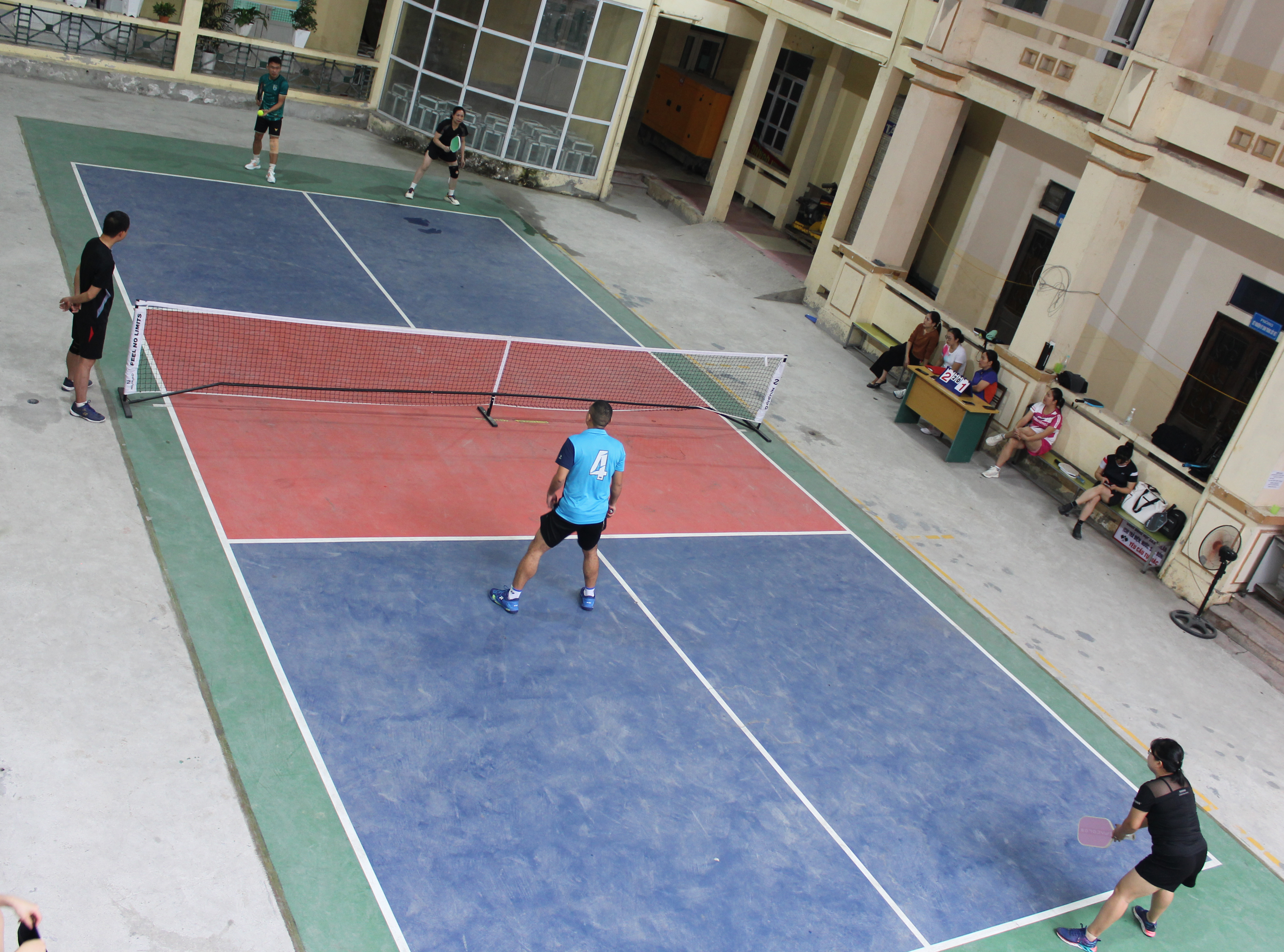 Đôi nam nữ giao lưu ở nội dung Pickleball