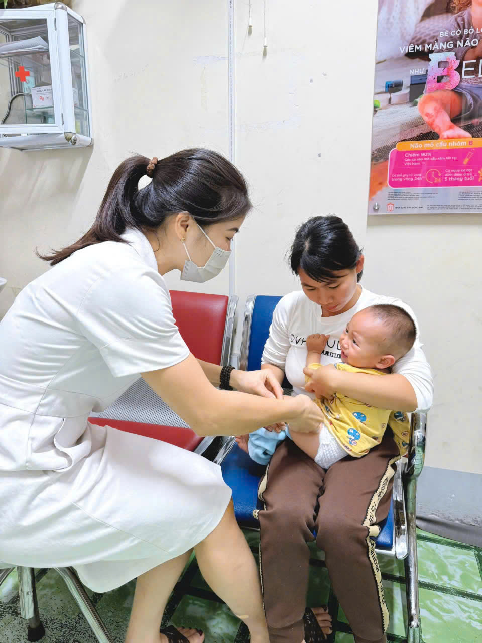 Hà Giang triển khai tiêm bổ sung vắc xin Sởi - Rubella cho trẻ từ 01 tuổi đến 10 tuổi và cán bộ Y tế