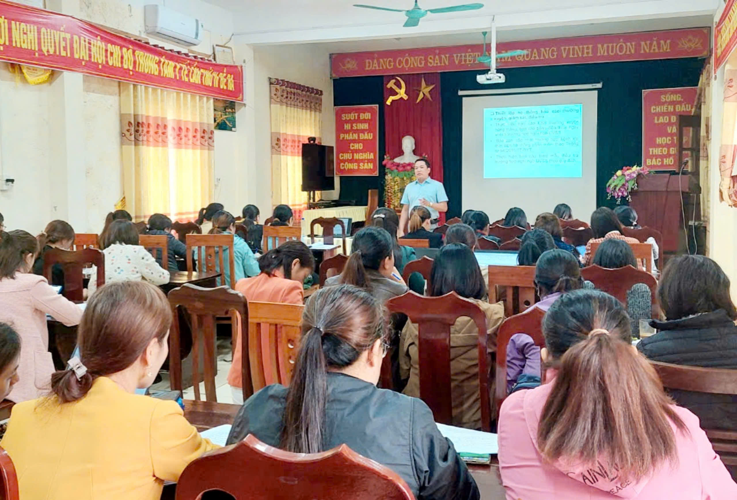 TTYT Hoàng Su Phì phối hợp tổ chức tập huấn triển khai các hoạt động duy trì thành quả loại trừ uốn ván sơ sinh tại vùng nguy cơ cao