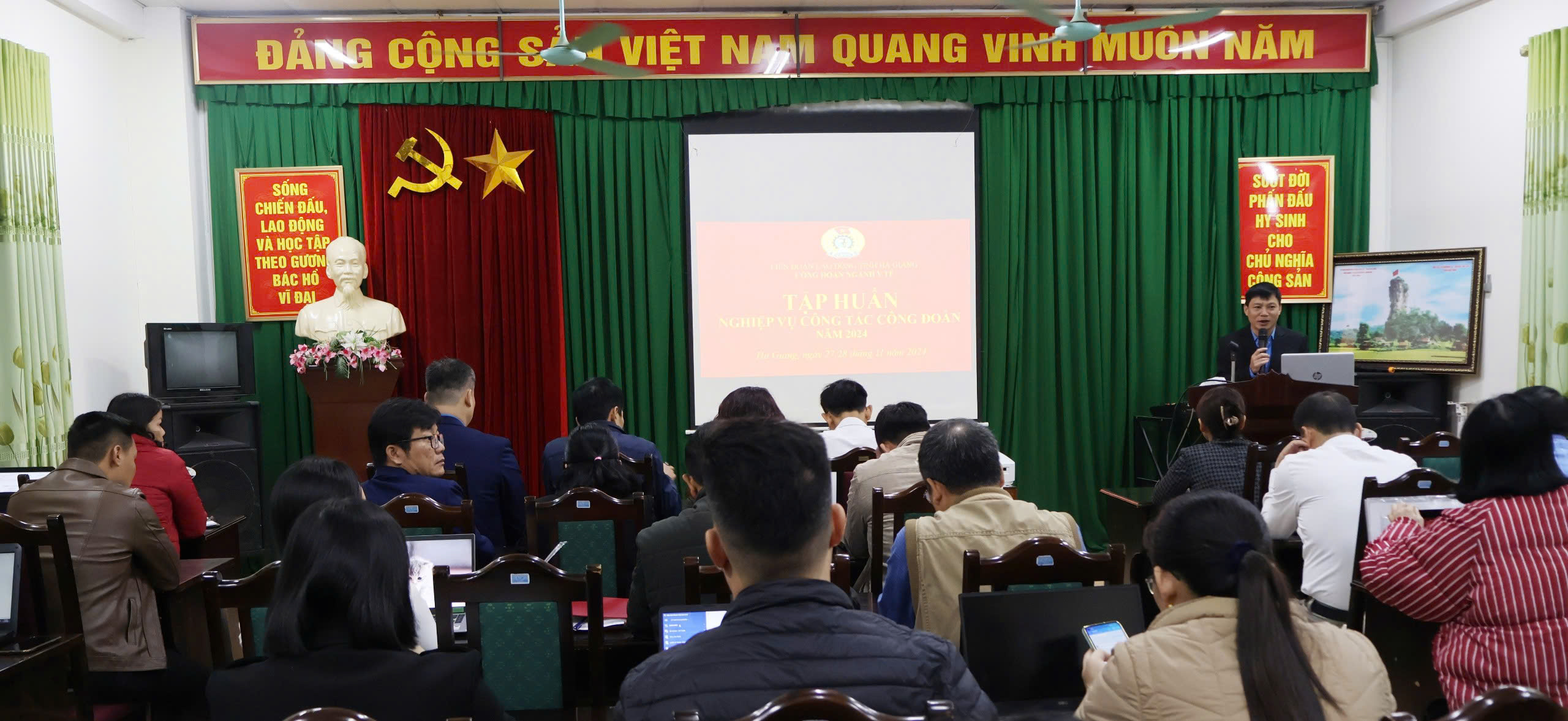 Đồng chí Vũ Hùng Vương - Phó Giám đốc Sở Y tế, Chủ tịch Công đoàn Ngành  khai mạc hội nghị