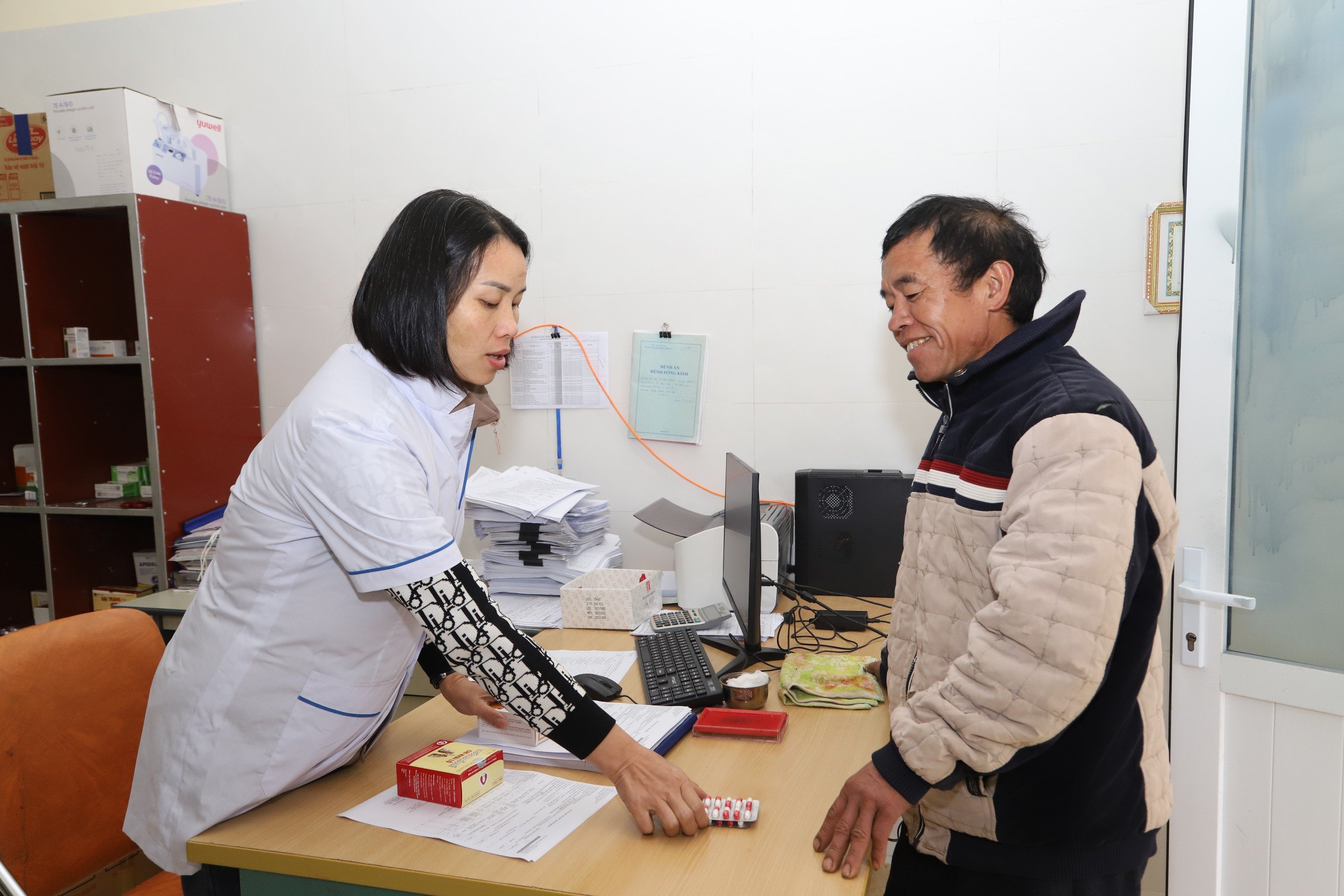Người dân đến Trạm y tế xã Giàng Chu Phìn khám bệnh