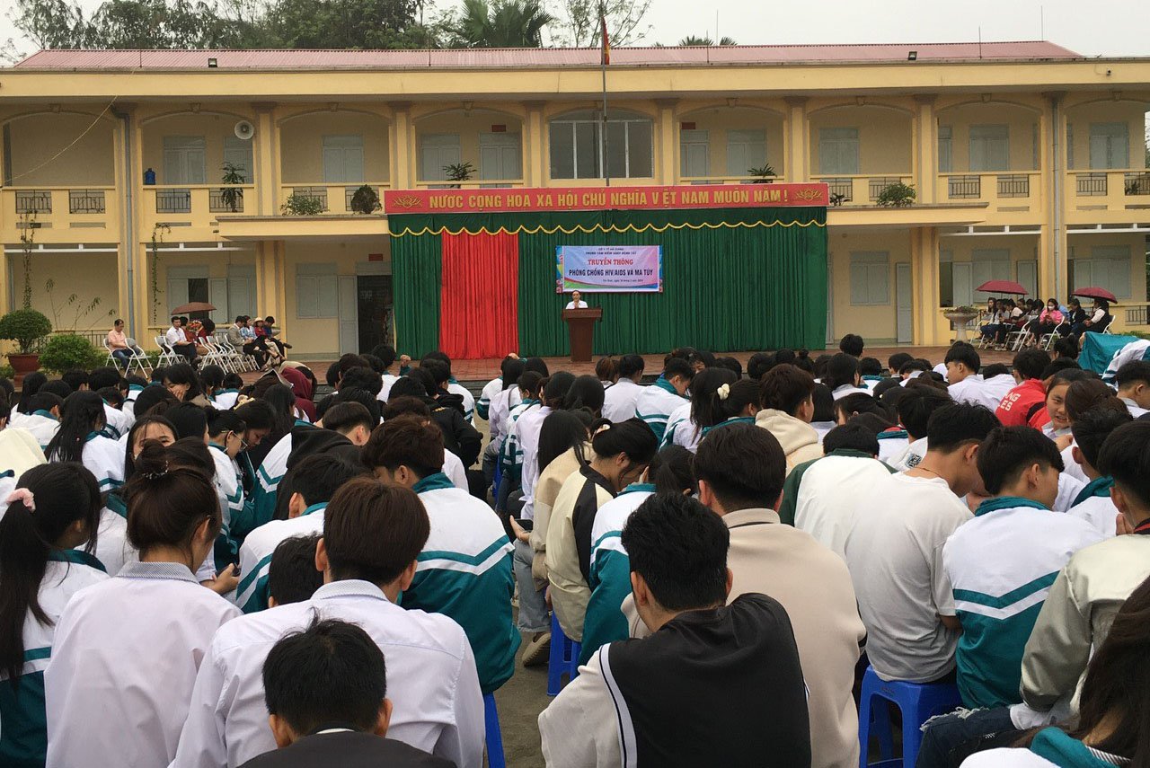 Truyền thông phòng chống HIV/AIDS và ma túy tại trường Trung học phổ thông Yên Bình thị trấn Yên Bình