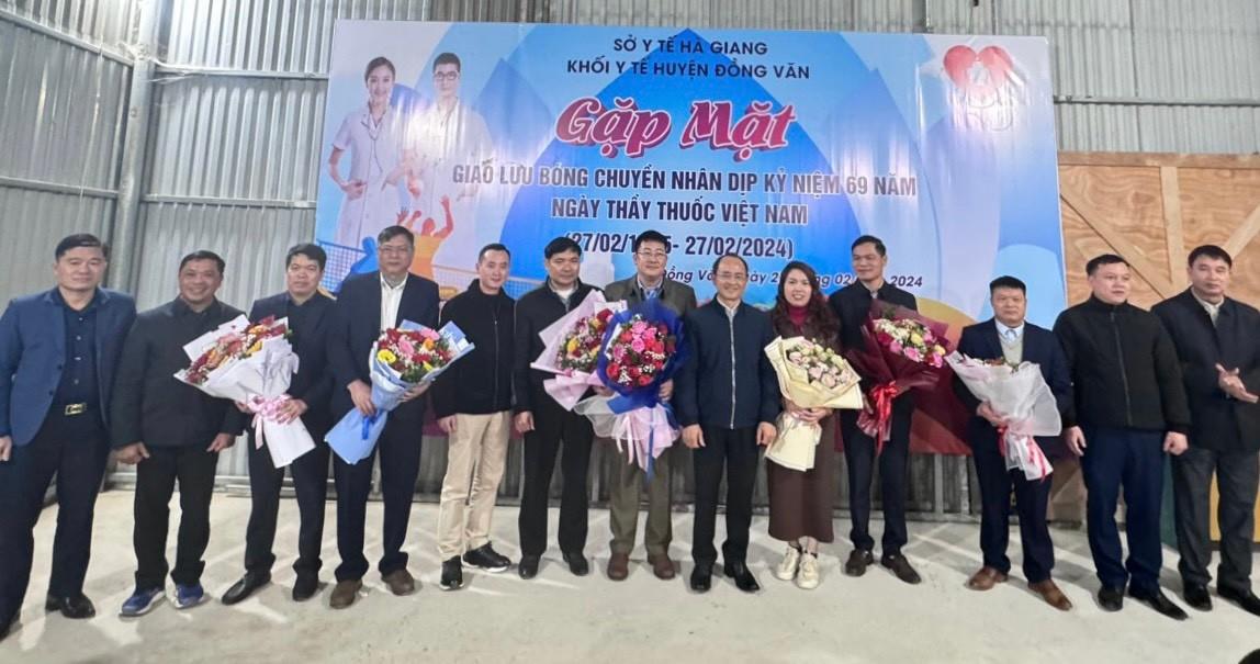 Đồng chí Nguyễn Văn Chinh – Phó chủ tịch UBND huyện tặng hoa, chúc mừng