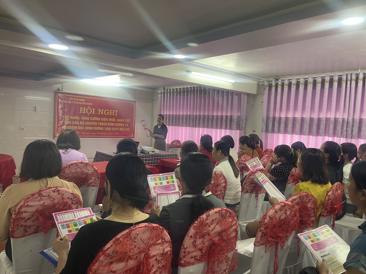 Giảng viên Trung tâm Y tế Bắc Quang truyền đạt các nội dung tại lớp tập huấn