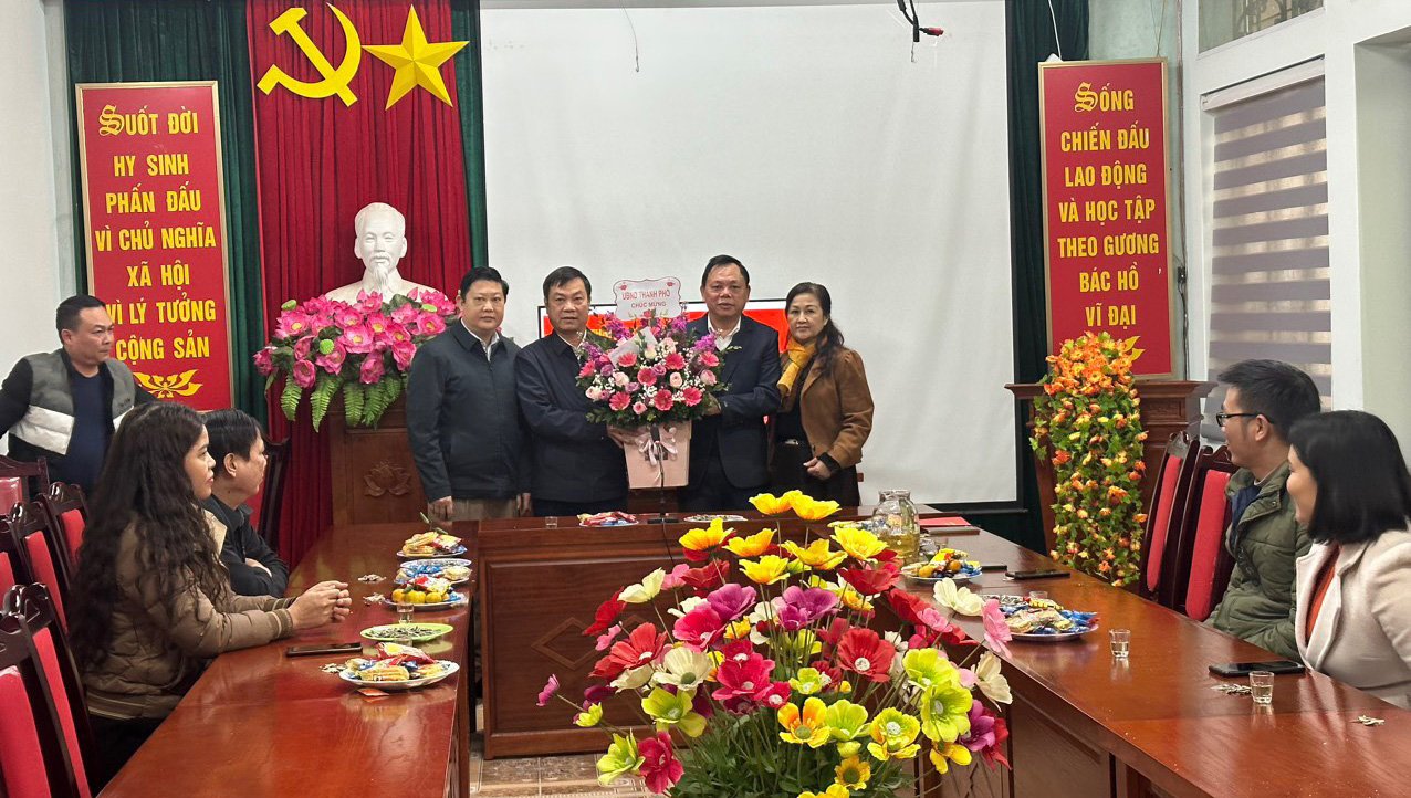 Đ/c Trần Song Hà, Phó Chủ tịch UBND thành phố đã đến thăm, tặng hoa chúc mừng