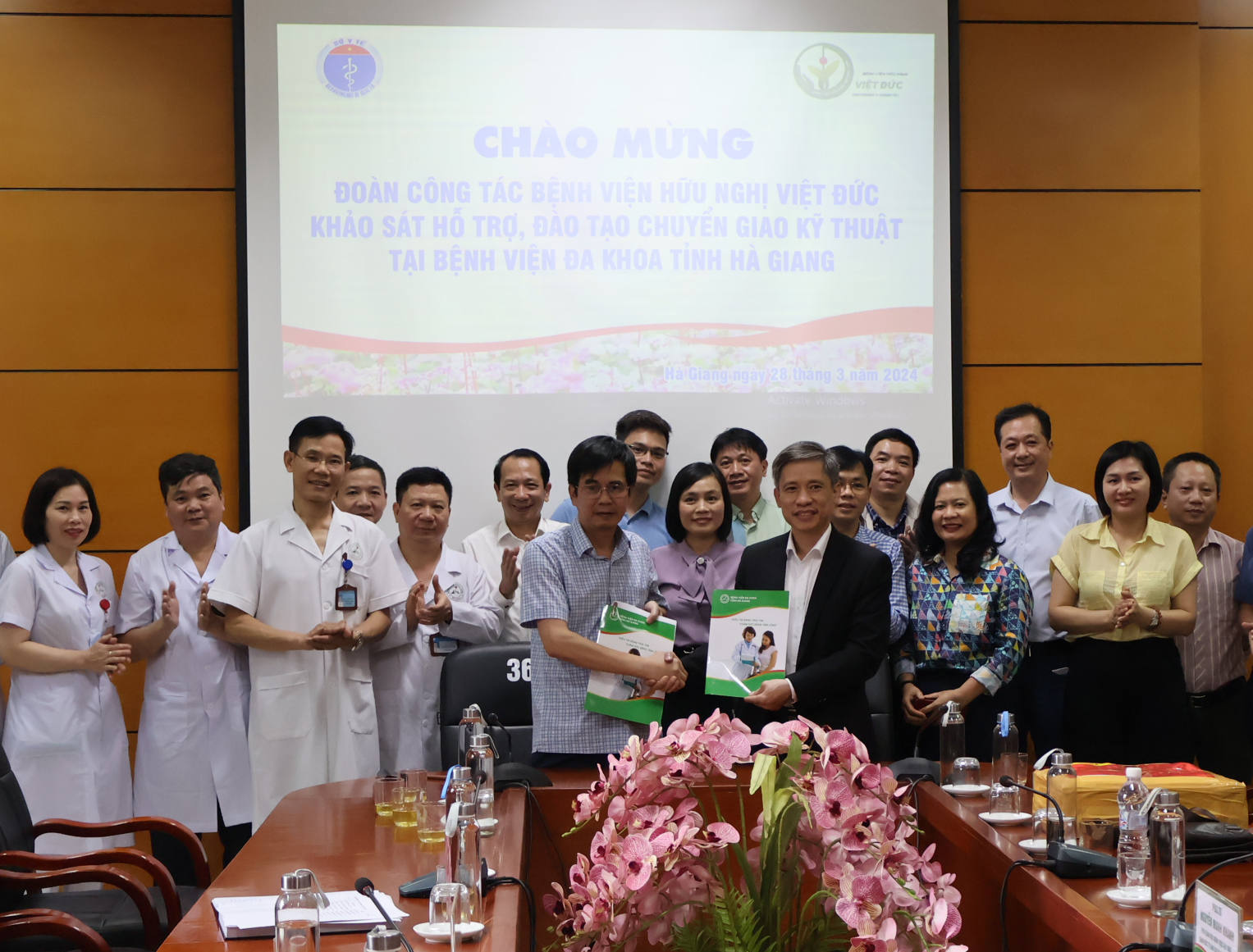 Đồng chí Trần Đức Quý, Phó Chủ tịch UBND tỉnh, lãnh đạo Sở Y tế cùng đại diện cán bộ của 02 Bệnh viện chứng kiến lễ ký biên bản khảo sát công tác Chỉ đạo tuyến năm 2024.
