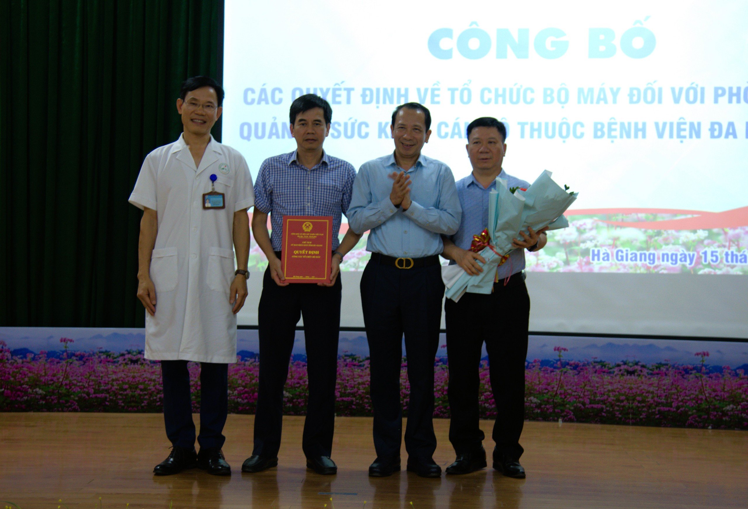 Đồng chí Trần Đức Quý, Phó Chủ tịch UBND tỉnh trao Quyết định về tổ chức bộ máy Phòng khám, quản lý sức khoẻ cán bộ trực thuộc BVĐK tỉnh