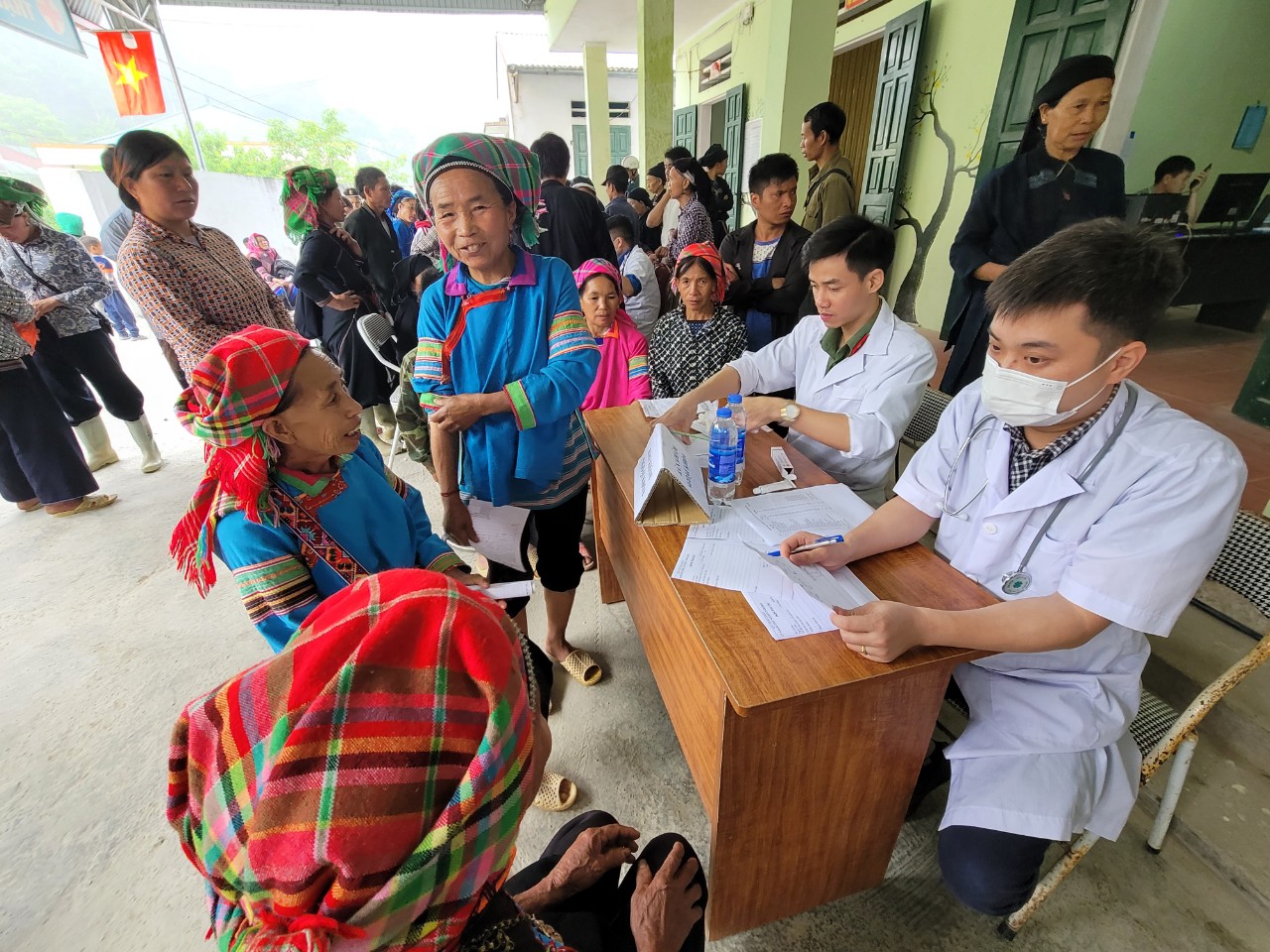 Khám chữa bệnh, tư vấn, cấp phát thuốc miễn phí cho người dân xã Nàn Xỉn, huyện Xín Mần